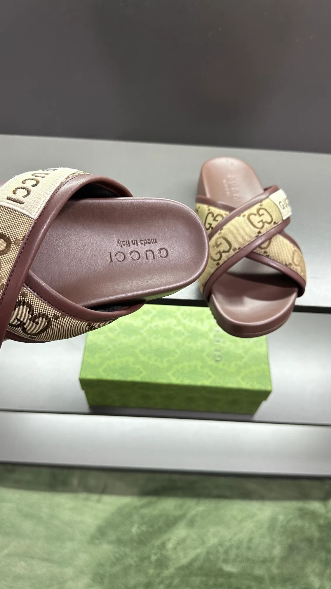[G Family Couple Style] P: 300💰Female size 36~40 Men's size 39~45, (46. Custom-made Unisex GG slippers This slipper is made of GG polyester fiber and is decorated with a Gucci label on the front, adding a striking logo feel to the style. Beige GG recycled polyester fiber Unisex leather trim "Gucci Made in Italy" embroidered label Rubber sole Flat Made in Italy